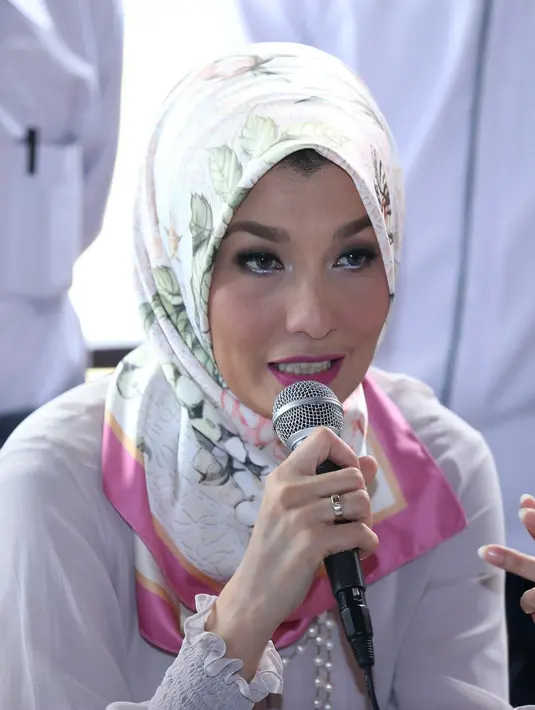 Melalui jumpa persnya, Arzetti membantah kabar tersebut. Diakui Arzetti, hubungannya dengan suami masih berjalan harmonis. Bahkan dia berniat menambah momongan seperti yang diinginkan suaminya. (Nurwahyunan/Bintang.com)