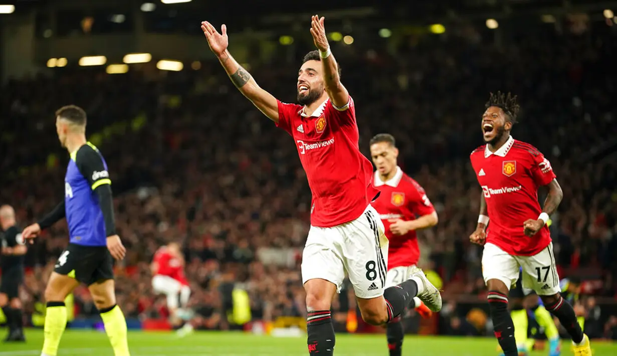 Pemain Manchester United Bruno Fernandes melakukan selebrasi usai mencetak gol ke gawang Tottenham Hotspur pada pertandingan sepak bola Liga Inggris di Old Trafford, Manchester, Inggris, 19 Oktober 2022. Manchester United mengalahkan Tottenham Hotspur dengan skor 2-0. (AP Photo/Dave Thompson)
