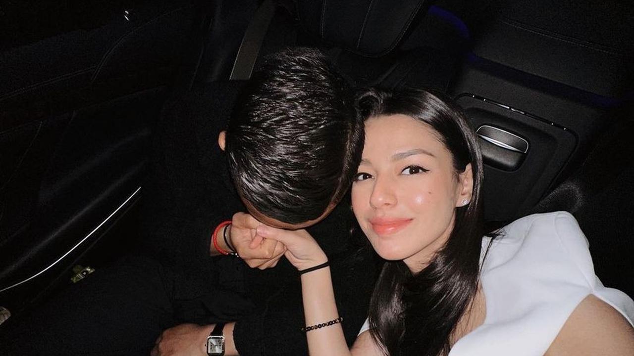 Khalid terlihat sangat mencintai Susan, bahkan tidak malu menunjukkan aksi manis di depan kamera. Ditunggu saja momen bucin lainnya, ya!<br>