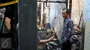 Ketua Komisi Nasional Hak Asasi Manusia Nur Kholis meninjau kantor Komnas Perlindungan Anak yang mengalami kebakaran, Jakarta, Senin (29/6/2015). Kedatangan Nur Kholis untuk melakukan investigasi terkait kebakaran tersebut. (Liputan6.com/Yoppy Renato)