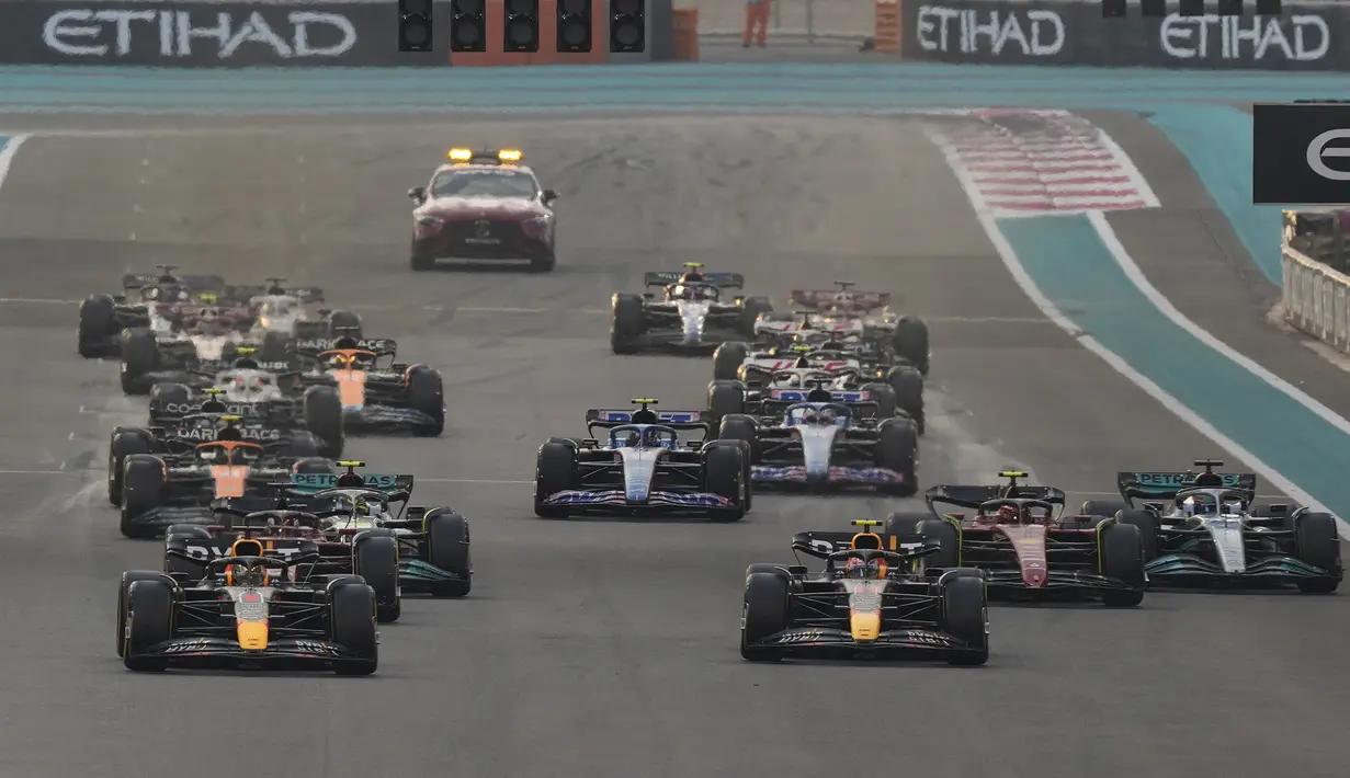 Leclerc mengawali balapan dari posisi ketiga di belakang dua pebalap Red Bull, Sergio Perez dan Max Verstappen. (AP/Hussein Malla)