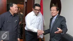Wali Kota Bandung Ridwan Kamil (tengah) bersalaman dengan Menko Kemaritiman, Rizal Ramli saat tiba  untuk menggelar rapat di Jakarta, Selasa (24/11). Rapat membahas pembuatan tol dalam Kota Bandung untuk mengurangi kemacetan. (Liputan6.com/Angga Yuniar)