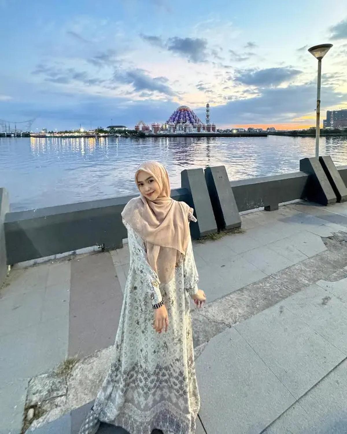 7 Inspirasi Gamis Kekinian ala Ria Ricis, Elegan untuk Tubuh Ramping