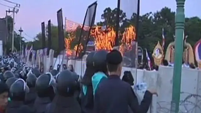 [VIDEO] Demonstran Thailand Tak Segan Lakukan Kekerasan