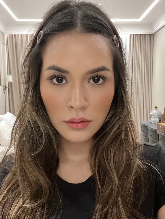 Dengan gaya rambut kekinian, Raisa tampak begitu awet muda. Aksen jepit rambut pada bagian sisi hadirkan pesona yang menggemaskan. [Foto: Instagram/ Raisa]
