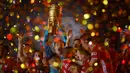 Penjaga gawang Bayern Munchen Manuel Neuer mengangkat trofi juara Piala Jerman (DFB Pokal) usai mengalahkan Bayer Leverkusen di Olympic Stadium, Berlin, Jerman, 4 Juli 2020. (Photo by ANNEGRET HILSE/POOL/AFP)
