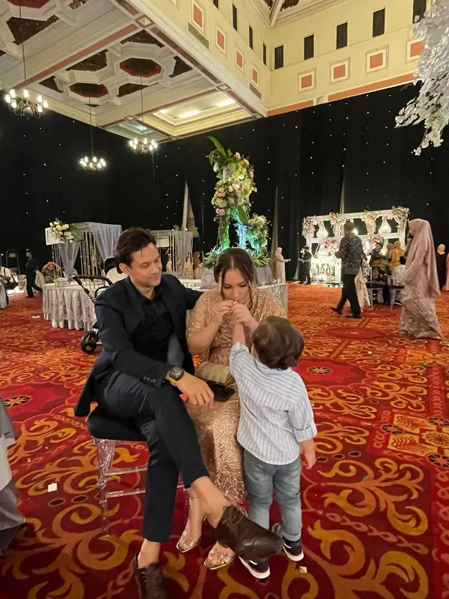 6 Gaya Lucky Perdana dan Lidi Brugman saat Kondangan yang Curi Perhatian