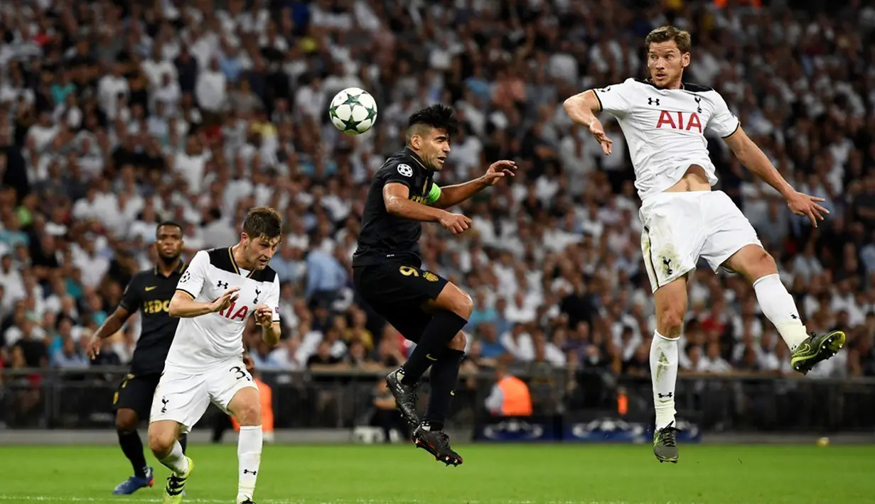 Pemain Tottenham Hotspur berusaha menghalangi striker AS Monaco, Radamel Falcao (tengah) pada laga Liga Champions Grup E di Stadion Wembley, Kamis (15/9/2016) dini hari WIB. (Reuters/Dylan Martinez) 