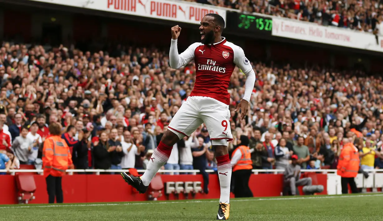 Striker Arsenal, Alexandre Lacazette, merayakan gol yang dicetaknya ke gawang Bournemouth pada laga Premier League di Stadion Emirates, London, Sabtu (9/9/2017). Arsenal menang 3-0 atas Bournemouth. (AFP/Ian Kington)
