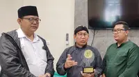 Menteri Desa PDTT  Abdul Halim Iskandar menerima penghargaan dari Forkom Jurnalis Nahdliyin. (Istimewa).
