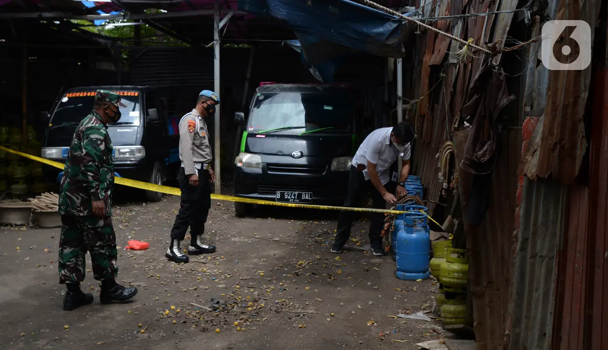 Polisi saat mengamankan barang bukti gas subsidi di Meruya Utara, Jakarta Barat, Selasa (6/4/2021). Polisi juga mengamankan dua tersangka yakni DF dan T menjual hasil gas oplosan berisi 12 Kg seharga Rp140 ribu. (merdeka.com/Imam Buhori)