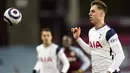 Bek Tottenham Hotspur, Joe Rodon menguasai bola saat menghadapi Aston Villa pada laga Liga Inggris 2020/2021 di Villa Park, Birmingham (21/3/2021). Joe Rodon didatangkan Tottenham Hotspur dari Swansea City pada awal musim 2020/2021 sebagai pengganti Toby Alderwireld dan Jan Vertonghen yang memutuskan hengkang. Nyatanya, selama dua musim ia gagal menembus skuad utama dan akhirnya dipinjamkan selama semusim ke Rennes pada 2022/2023. (AFP/Pool/Tim Keeton)