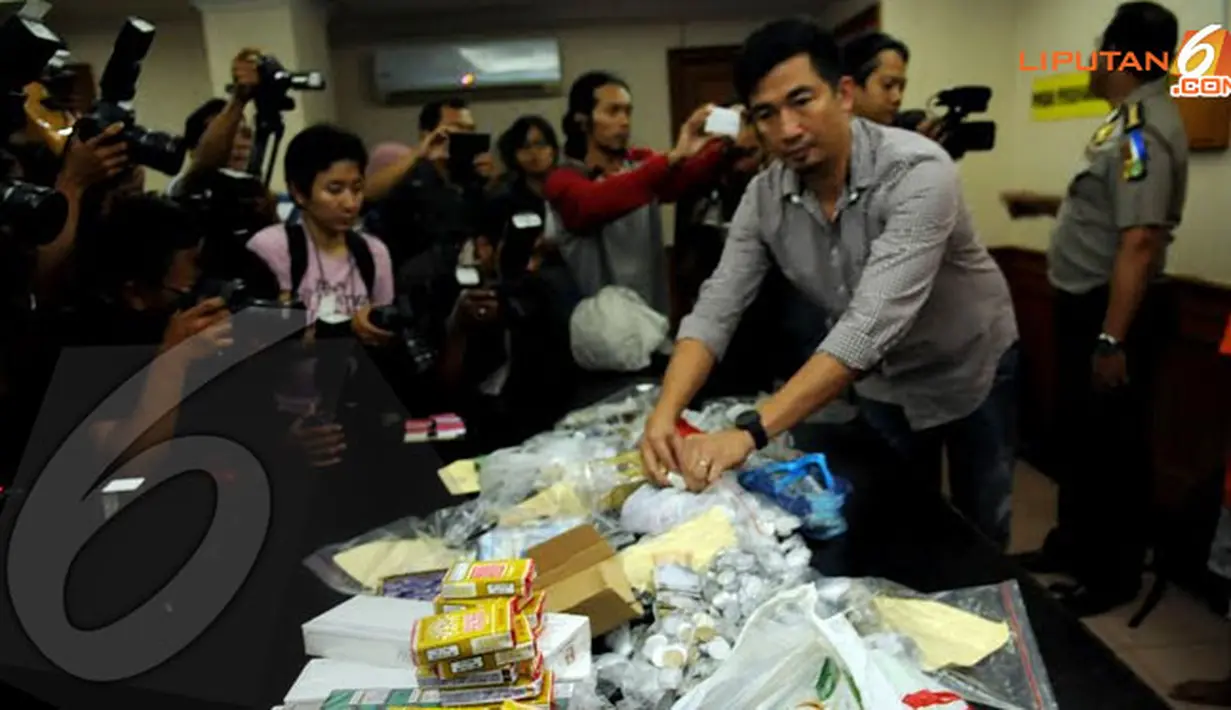 Kasubdit Resmob Polda Metro Jaya,AKBP Adex Yudiswan memperlihatkan sejumlah barang bukti hasil kejahatan (Liputan6.com/Helmi Fithriansyah)