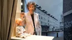 Penyintas Holocaust Lore Mayerfeld berpose di samping bonekanya 'Inge' saat pameran barang-barang peringatan Holocaust di Parlemen Jerman Bundestag, Berlin, Jerman, 23 Januari 2023. Pameran untuk memperingati 70 tahun Yad Vashem, peringatan resmi Israel untuk orang-orang Yahudi korban Holocaust sejak 1953, menghadirkan berbagai benda sehari-hari yang dibawa oleh orang Yahudi ketika mereka melarikan diri dari Nazi. (AP Photo/Markus Schreiber)
