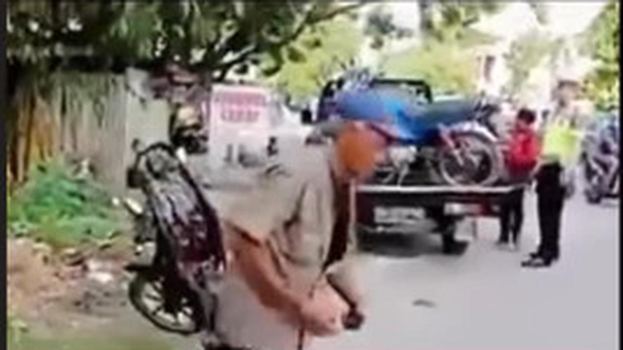 Aksi Kakek Bakar Motor