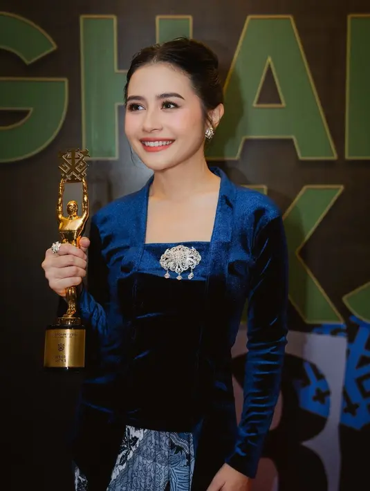 Kembali menerima penghargaan, Prilly mengaku senang mendapat apresiasi dari para pelaku film IKJ. [Foto: Instagram/prillylatuconsina96]
