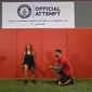 Dareen Barbar memecahkan rekor sebagai wanita dengan amputasi kaki kiri yang mampu menahan posisi duduk di tembok statis terlama (Longest Samson's chair/static wall sit (female)-LA1) (Tangkapan Layar Youtube Guinness World Records)