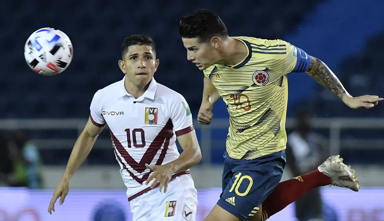 Gelandang Kolombia, James Rodriguez, berebut bola dengan gelandang Venezuela, Jefferson Savarino, pada laga kualifikasi Piala Dunia 2022 zona Amerika Selatan di Estadio Metropolitano, Sabtu (10/10/2020) pagi WIB. Kolombia menang 3-0 atas Venezuela. (AFP/Gabriel Aponte/pool)