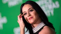 Katy Perry yang tak mengadakan konser sepanjang tahun ini harus menempati posisi keenam, dari peringkat pertama tahun lalu, dengan pendapatan tahunan sebesar USD 41 juta atau setara Rp 535 miliar. (AFP PHOTO/VALERIE MACON)