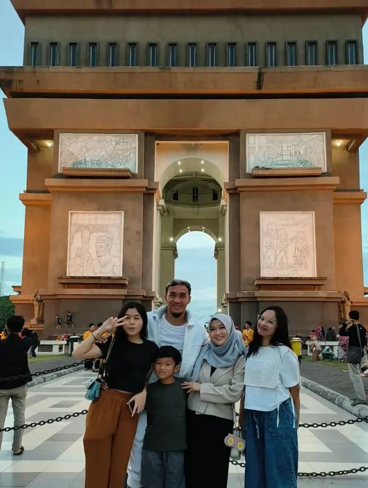 <p>Potret keharmonisan keluarga Okie dan Gunawan. Saat liburan tiba, Okie bersama anak-anak menyusul sang suami di Kediri, Jawa Timur. "Kediri..Sekarang liburannya ke Kediri dulu nemuin papa @gunawandwicahyo13," tulis Okie dalam unggahan 3 Juli lalu. [Instagram/okieagustina_]</p>