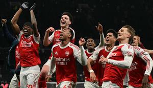 Pemain Arsenal merayakan keberhasilan mereka mengalahkan rival sekota, Tottenham Hotspur, dalam derbi London Utara di lanjutan Premier League yang berlangsung di Tottenham Hotspur Stadium, Senin (23/2/2026) dini hari WIB. (Glyn KIRK / AFP)