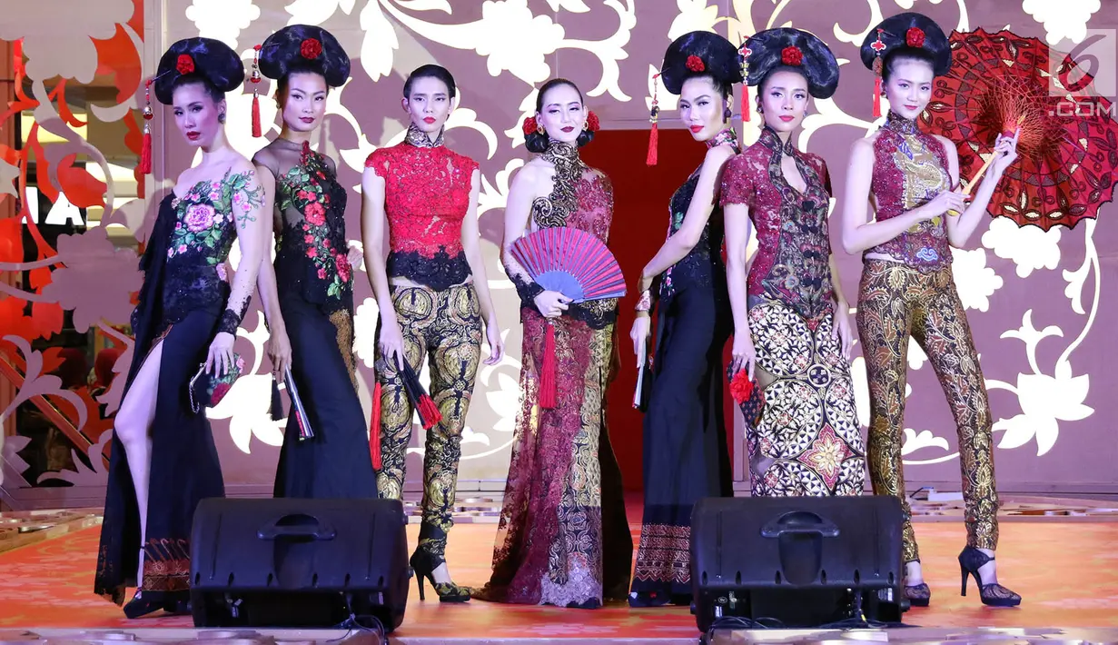 Sejumlah model mengenakan busana rancangan desainer Anne Avantie dalam peragaan bertajuk Pecinan Jaman Now di Mal Taman Anggrek, Jakarta, Jumat (9/2). Kegiatan ini masuk dalam rangkaian acara Pasar Tiban. (Liputan6.com/Immanuel Antonius)
