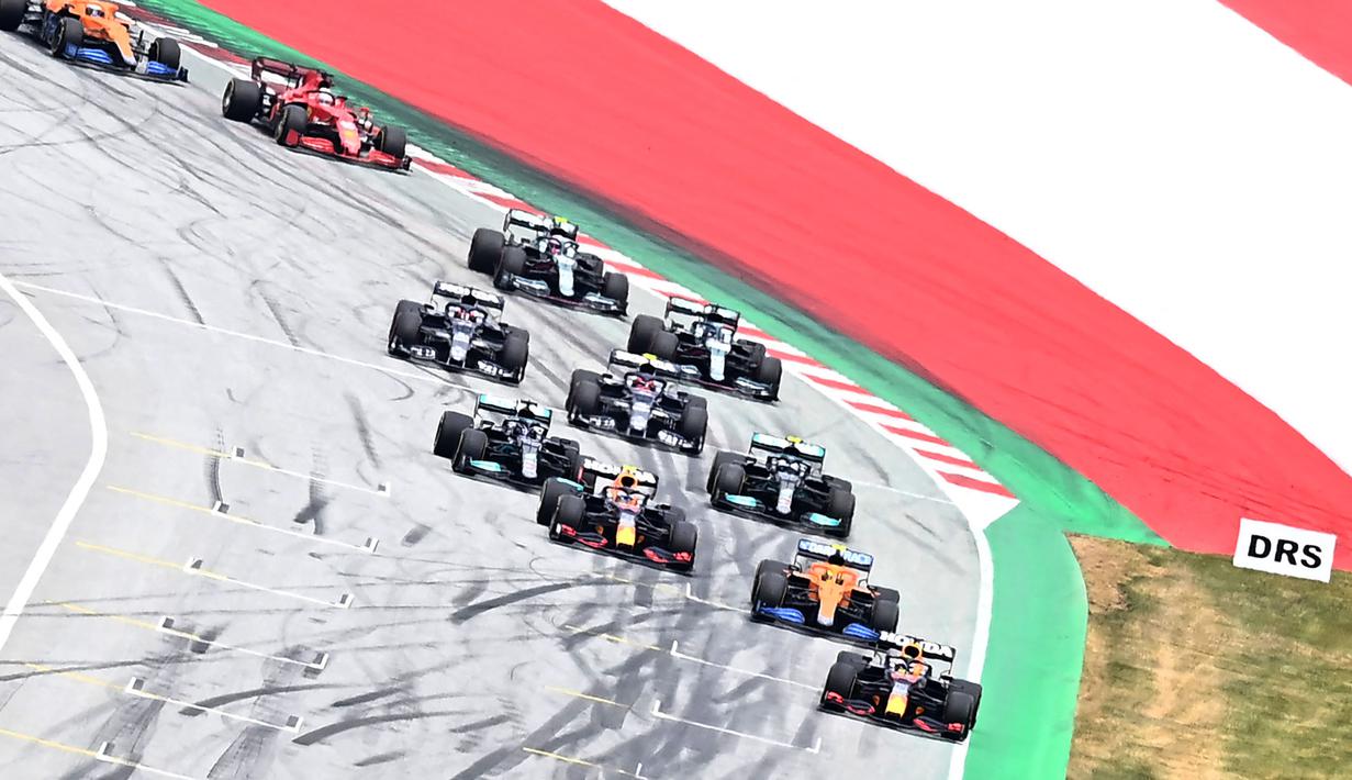 Mengawali balapan di pole pertama, Verstappen melesat cepat di depan hingga unggul 25,1 detik dari posisi kedua yang ditempati oleh Lando Norris lalu disusul oleh Sergio Perez di urutan ketiga. (Foto: AFP/Joe Klamar)