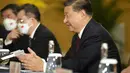 Presiden China Xi Jinping mendengarkan Presiden AS Joe Biden selama pertemuan mereka di sela-sela pertemuan puncak G20 di Nusa Dua, di Bali, Senin (14/11/2022). Xi melakukan pembicaraan yang 'terus terang' dan 'mendalam' dengan Biden soal masalah-masalah yang memicu ketegangan di antara kedua negara dengan perekonomian terbesar di dunia ini. (AP/Alex Brandon)