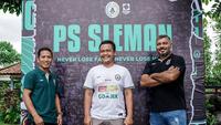 Manajer PSS Sleman, Danilo Fernando (kanan) berpose di depan Omah PSS. (Istimewa/Dokumen PSS Sleman)
