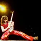 Gaya panggung dari Eddie Van Halen. (Foto: The Guardian)