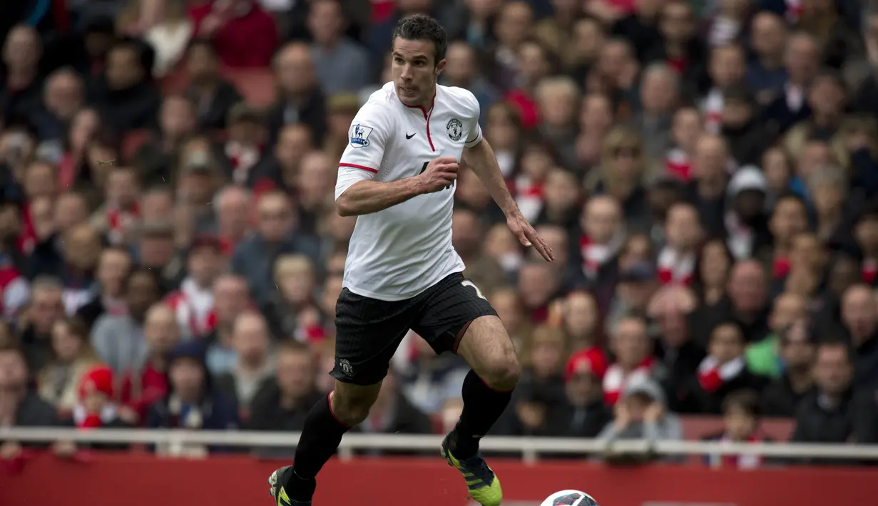 Pada tahun 2011 Man United mendatangkan van Persie. Alhasil ia sanggup memberikan banyak tropi untuk setan merah dan mencetak 58 gol dari 105 pertandingan. (AFP/Adrian Dennis)