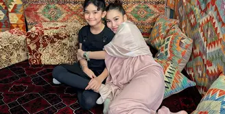 Cantiknya Ayu Ting Ting dalam balutan gamis pink. Gamis ini memiliki detail bordir di bagian atas dan bagian rok yang polos. [Foto: Instagram/ayutingting92]