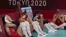 Para pemain Turki menutupi wajahnya setelah timnya kalah dari Korea Selatan dalam pertandingan perempat final bola voli putri di Olimpiade Musim Panas 2020 di Tokyo, Jepang, Rabu (4/8/2021). Turki kalah 2-3 (25-17, 17-25, 26-28, 25-18, 13-15) atas Korea Selatan. (AP Photo/Frank Augstein)