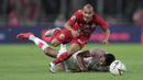 Gelandang Persija Jakarta, Riko Simanjuntak, berebut bola dengan pemain Persipura Jayapura pada laga Shopee Liga 1 di SUGBK, Senayan, Jakarta, Kamis (28/11). Persija menang 1-0 atas Persipura. (Bola.com/Yoppy Renato)