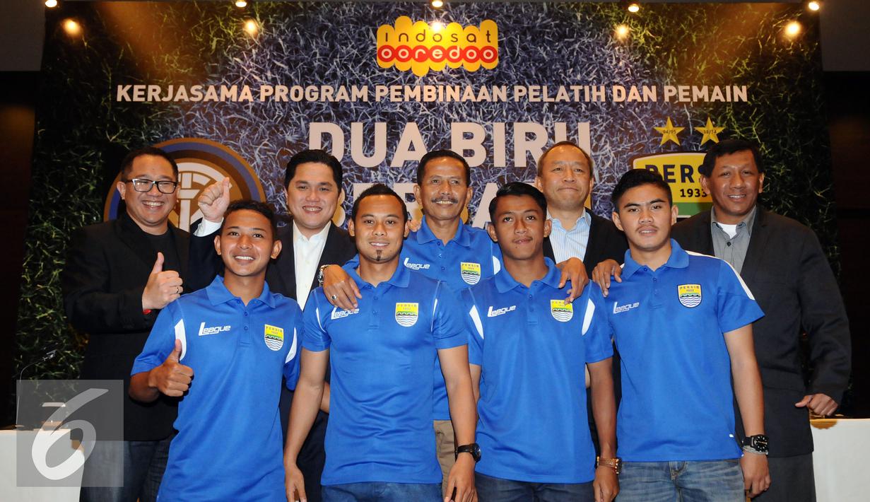 Pelatih Persib Bandung, Djadjang Nurdjaman (tengah) berpose bersama pemainnya jelang mengikuti program pembinaan di Italia, Jakarta, Rabu (13/1/2016). Program pembinaan akan berlangsung selama 6 hingga 12 bulan kedepan. (Liputan6.com/Helmi Fithriansyah)
