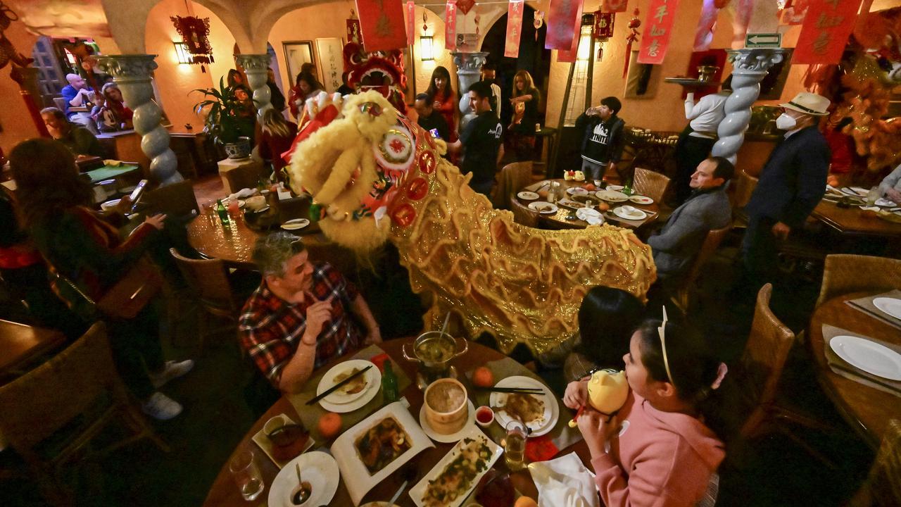 Barongsai Sapa Pengunjung Restoran di Meksiko