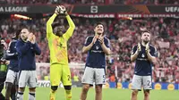 Pemain MU, Harry Maguire (kedua dari kanan), ditemani rekan-rekan setimnya, menghampiri suporter di Stadion San Mames setelah pertandingan melawan Athletic Bilbao pada leg 1 semifinal Liga Europa 2024/2025, Jumat (2/5/2025) dini hari WIB. (AP Photo/Miguel Oses)