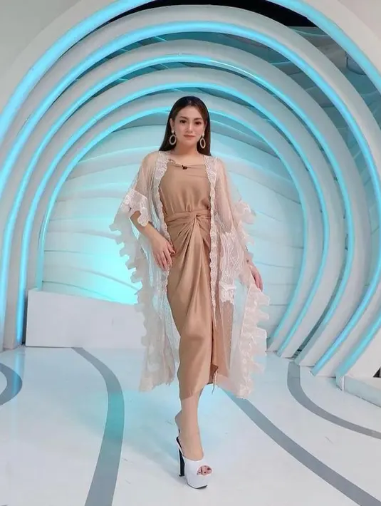 Kaftan dengan model outer ini, sangat cocok dipakai untuk anak muda karena terlihat kekinian! (Instagram/celine_evangelista).