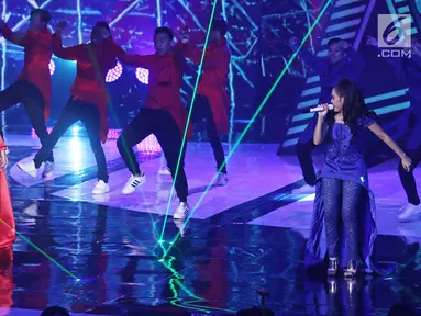Aksi panggung pedangdut Ayu Ting-Ting dan Zaskia Gotik saat memeriahkan HUT Indosiar ke-23 di Jakarta Convention Center (JCC), Kamis (11/1). HUT Indosiar Bertema “Konser Raya 23 Tahun Indosiar Luar Biasa”. (Liputan6.com/Herman Zakharia)