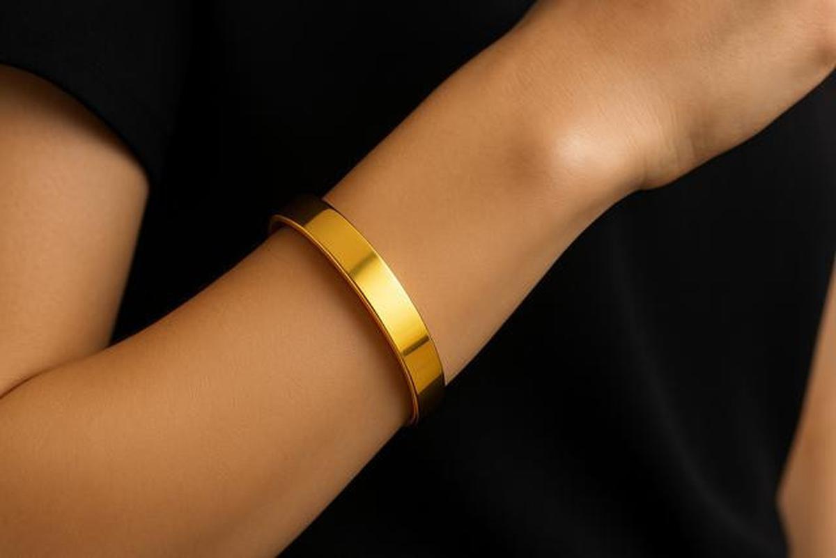 8 Inspirasi Gelang Emas Polos 24K, Fashion Item yang Enggak Pernah Ketinggalan Zaman