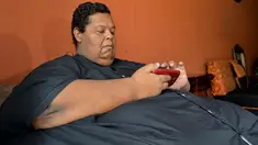 Oscar Vasquez Morales (44) memeriksa ponselnya di Palmira, Kolombia, 19 Maret 2016. Setelah selama berpuluh tahun mengonsumsi junk food, berat badan Oscar melonjak hingga 400 kilogram. (AFP PHOTO/Luis ROBAYO)
