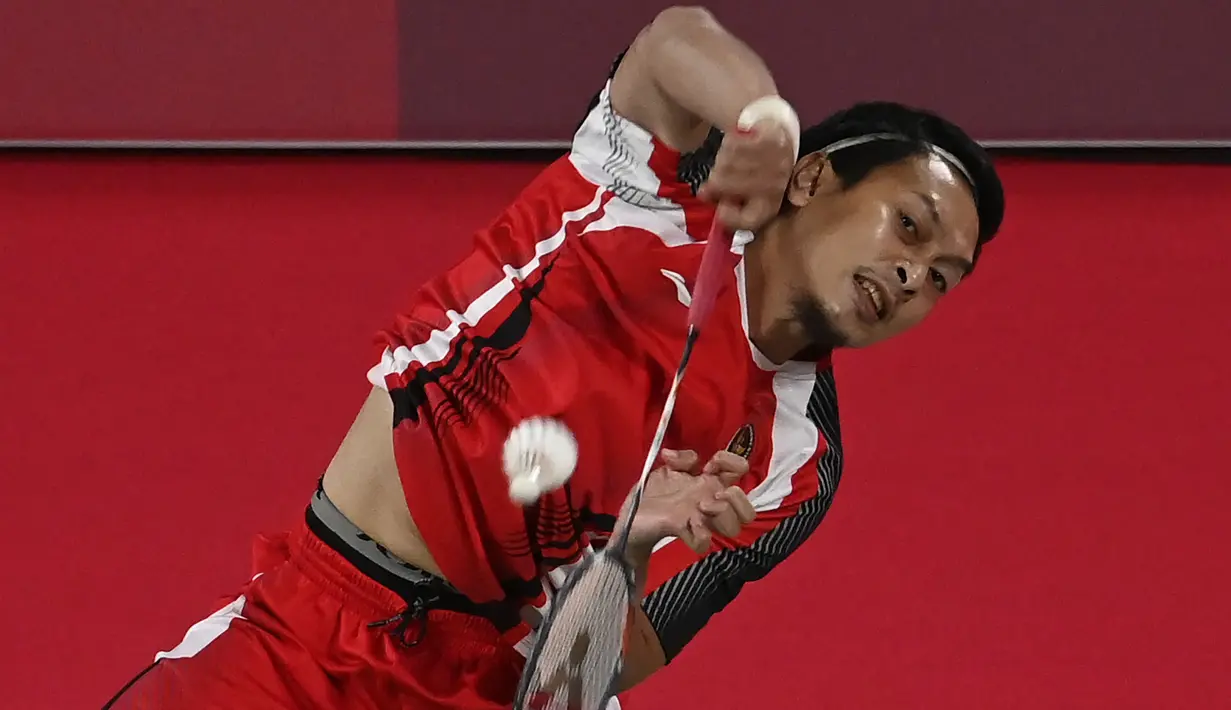 Pasangan Ahsan/Hendra disulitkan oleh pasangan Malaysia pada gim kedua. Mereka harus tertinggal 11-6 di interval gim kedua. The Daddies (julukan pasangan Ahsan/Hendra) berhasil kembali dan perkecil defisit ketertinggalan. (Foto: AFP/Alexander Nemenov)