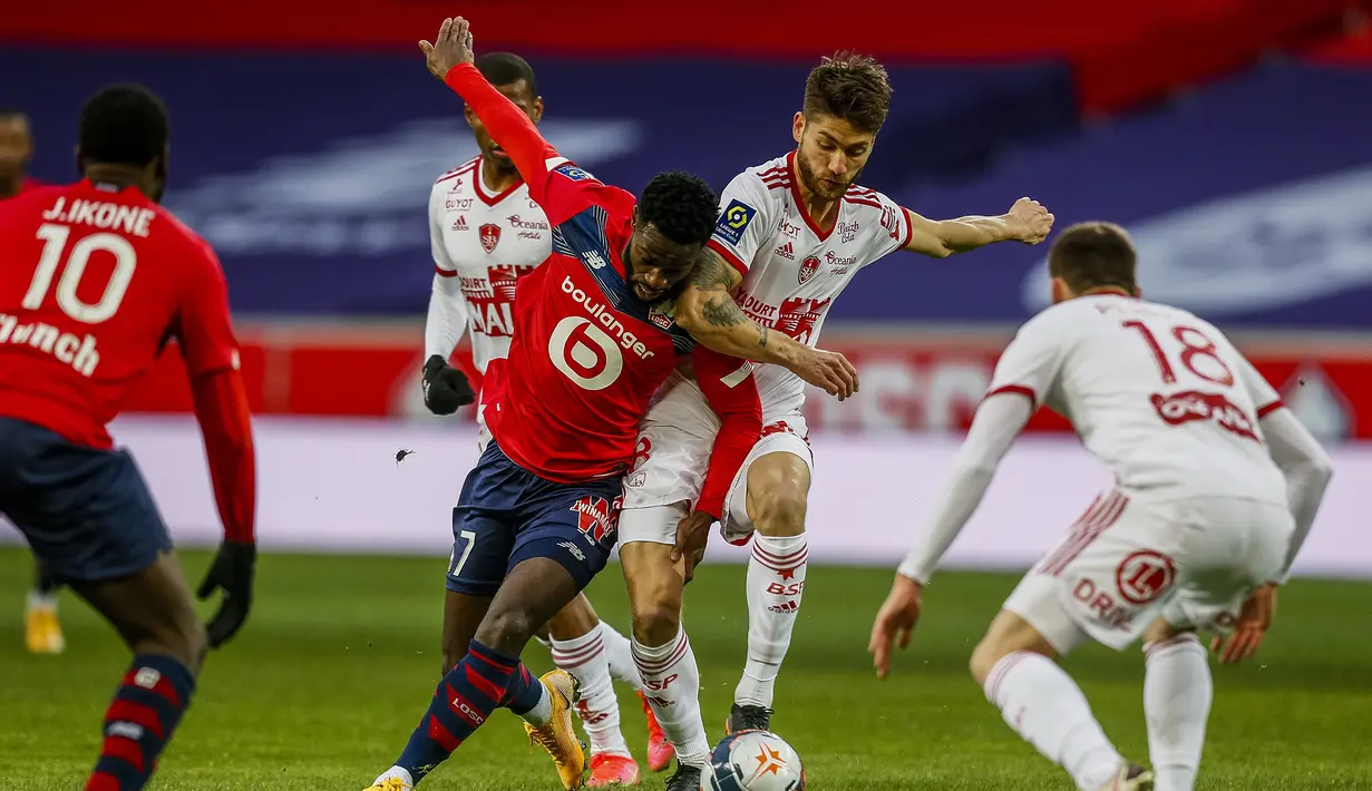 Striker Lille, Jonathan Bamba (tengah, kiri) berebut bola dengan gelandang Brest, Paul Lasne dalam laga lanjutan Liga Prancis 2020/21 pekan ke-25 di The Stade Pierre Mauroy, Lille, Minggu (14/2/2021). Lille bermain imbang 0-0 dengan Brest. (AP/Michel Spingler)