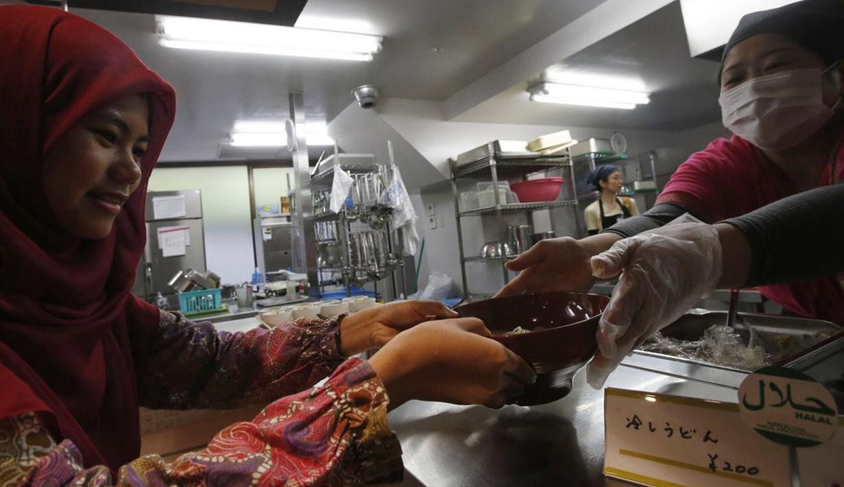 Salah satu mahasiswa muslim asal Indonesia, Cahyani Ariya Wiji (21), menerima semangkuk mie Udon halal, dari staf ruang makan di Kanda University of International Studies di Chiba, sebelah timur Tokyo, 13 Mei 2014 lalu. (REUTERS/Yuya Shino)
