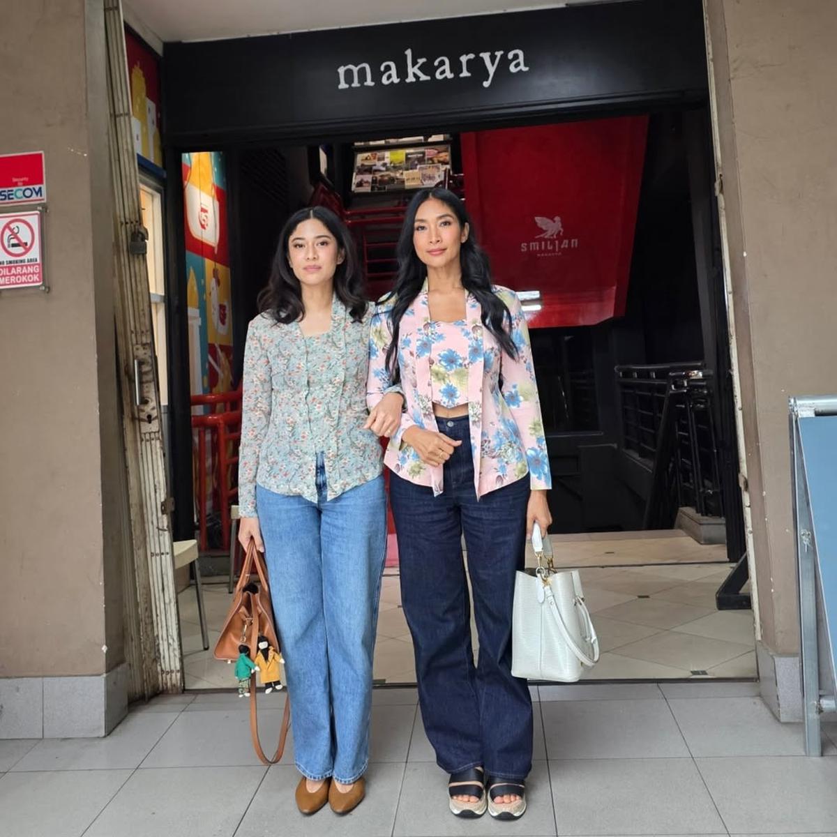 Potret Dian Sastro dan Happy Salma Jalani Book Date Berdua, Kenakan Kebaya dan Dihadiahi Puisi