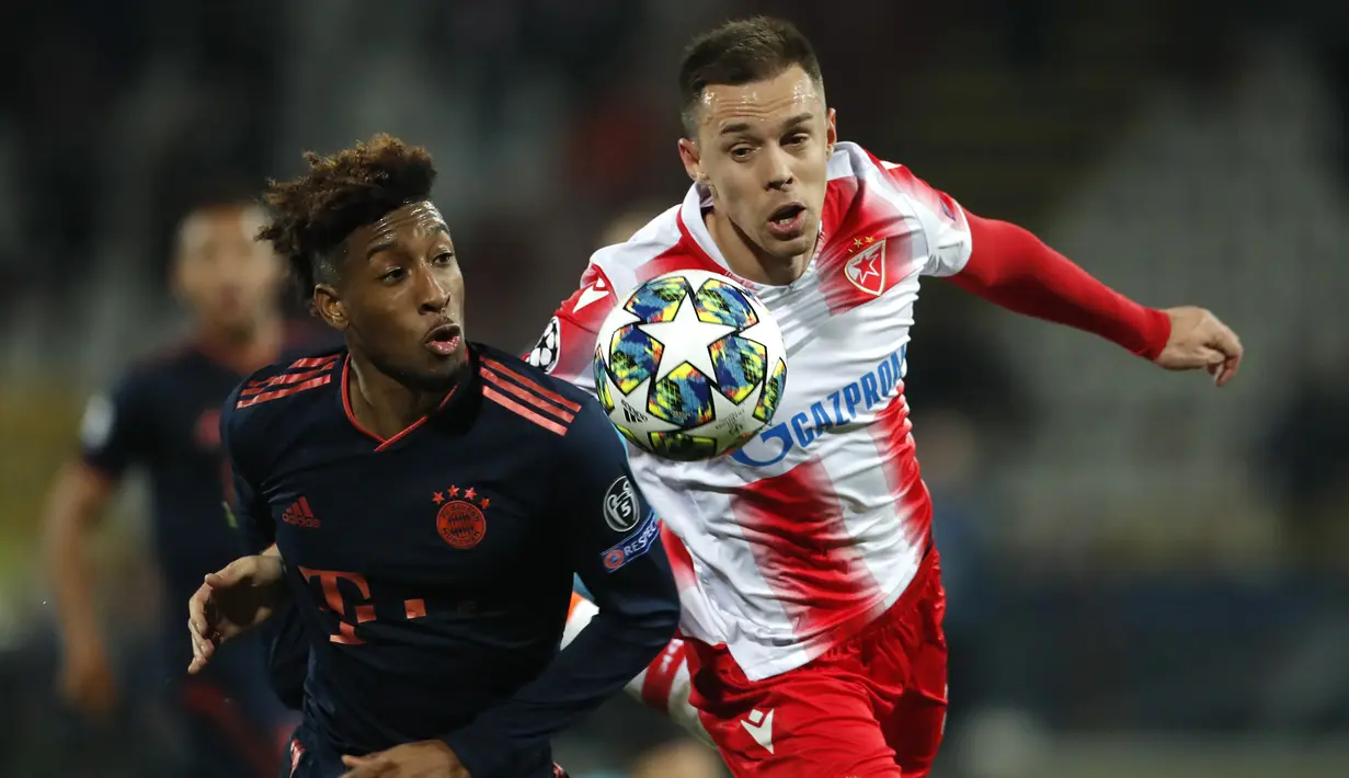 Gelandang Bayern Munchen, Kingsley Coman (kiri) berebut bola dengan pemain Crvena Zvezda, Milan Rodic  pada pertandingan Grup B Liga Champions di Stadion Rajko Mitic, Belgrade, Serbia (26/11/2019). Munchen menang telak 0-6 atas Crvena Zvezda. (AFP/Pedja Milosavljevic)