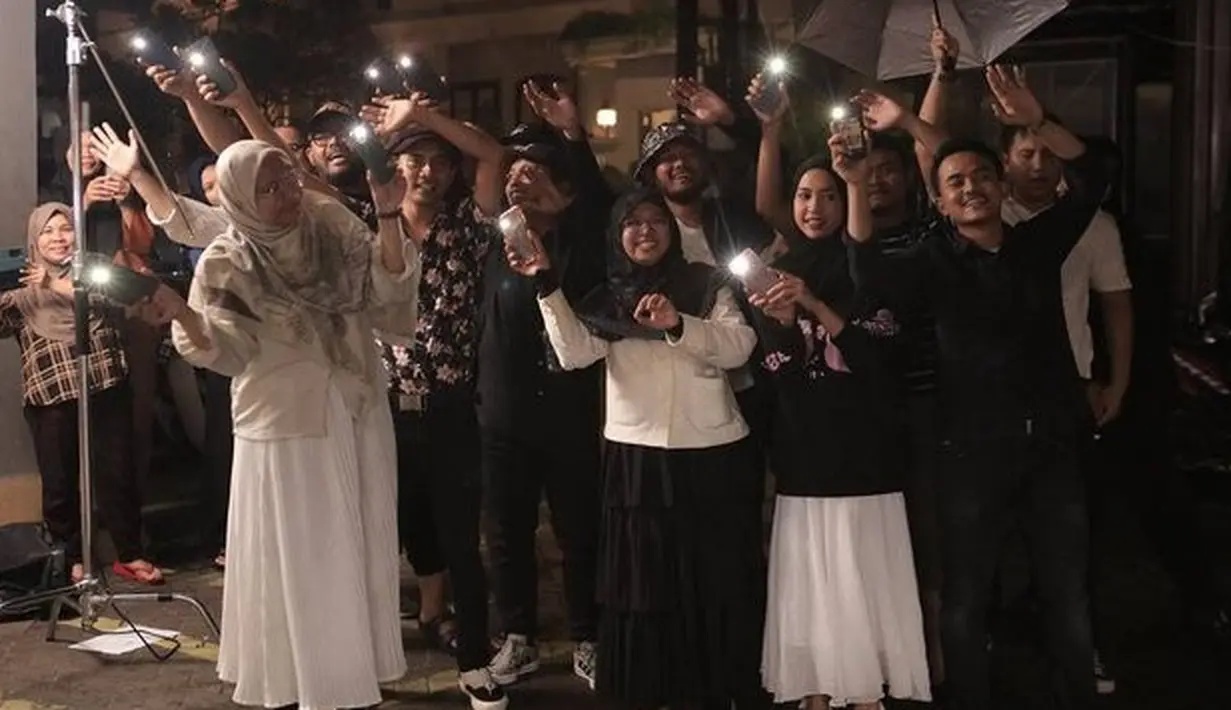 <p>Ternyata dinner ini menarik perhatian karyawan Teuku Wisnu dan Shireen Sungkar. Mereka tampak meramaikan suasana dari dinner romantis ini. [Foto: instagram.com/shireensungkar]</p>