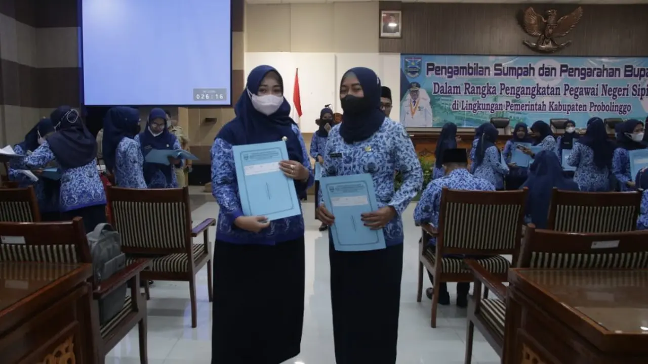 Setelah mengabdi selama 17 tahun  GTT dengan gaji Rp300 ribu diangkat sebagai CPNS di Probolinggo (Istimewa)