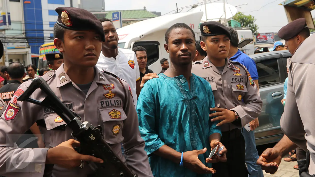 20160129-Jumat Mencekam, BNN dan Polisi Bersenjata Tangkap Belasan WNA-Jakarta