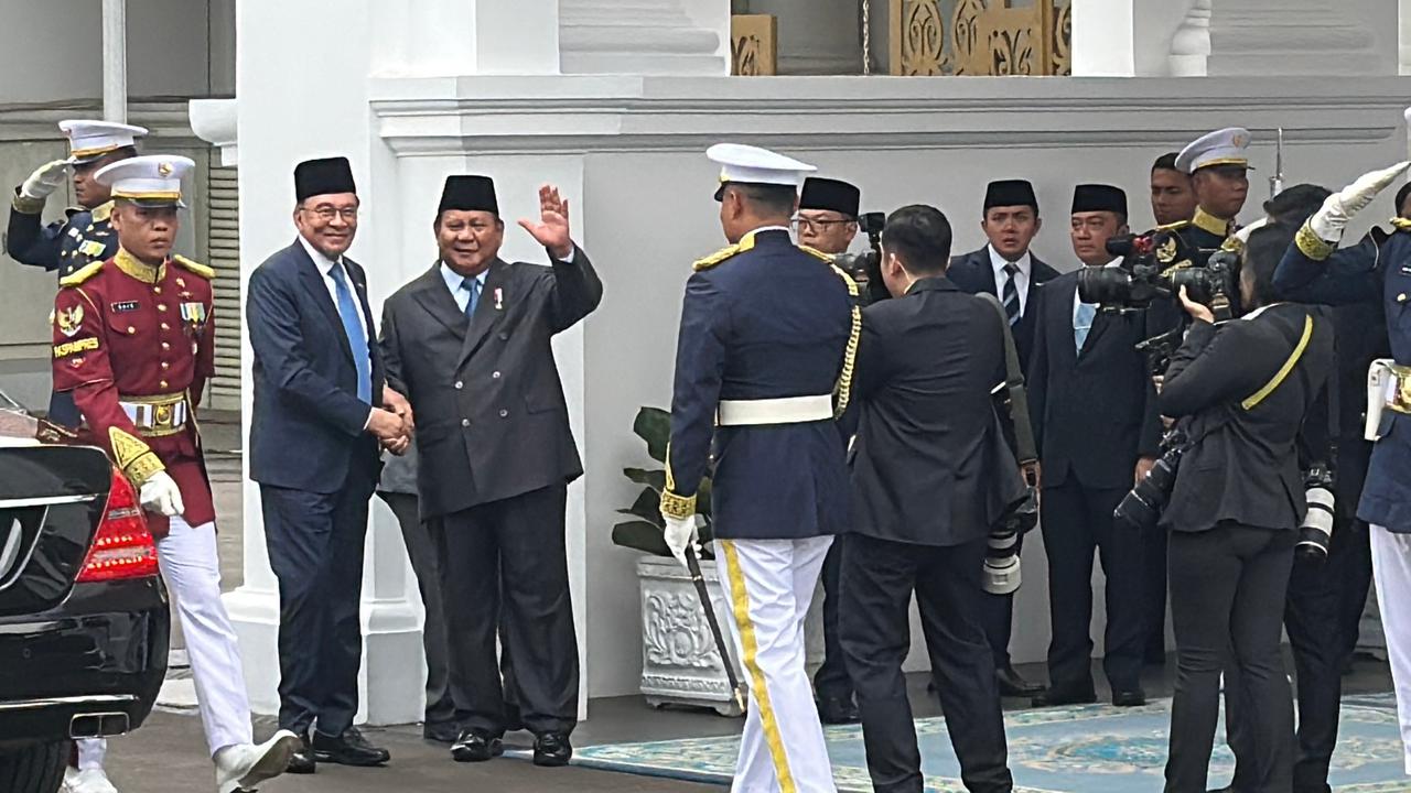 VIDEO: Adab Prabowo Sambut Sosok Penting PM Malaysia Anwar Ibrahim di Istana Bahas Keamanan